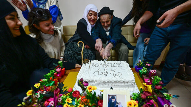 64 yıllık evli çifte 'Sevgililer Günü' sürprizi