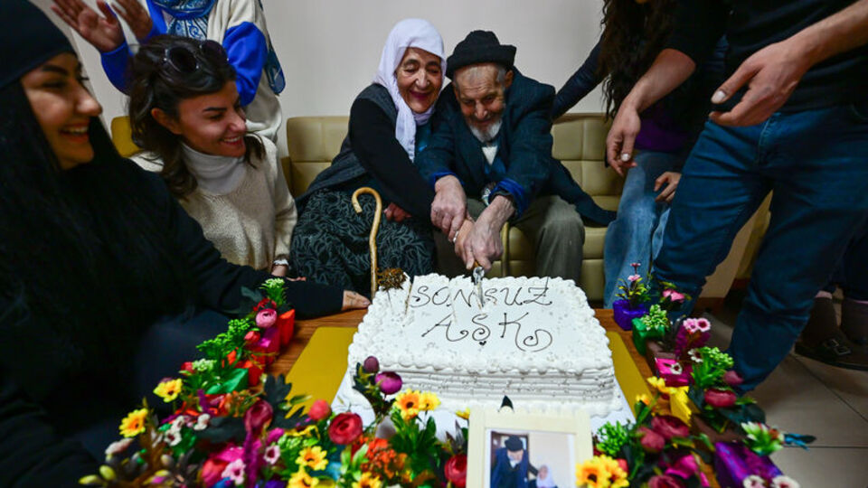 64 yıllık evli çifte 'Sevgililer Günü' sürprizi