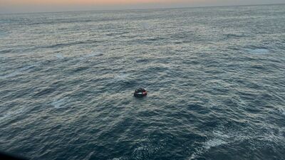 Balina kanocuyu önce yuttu, sonra bıraktı!