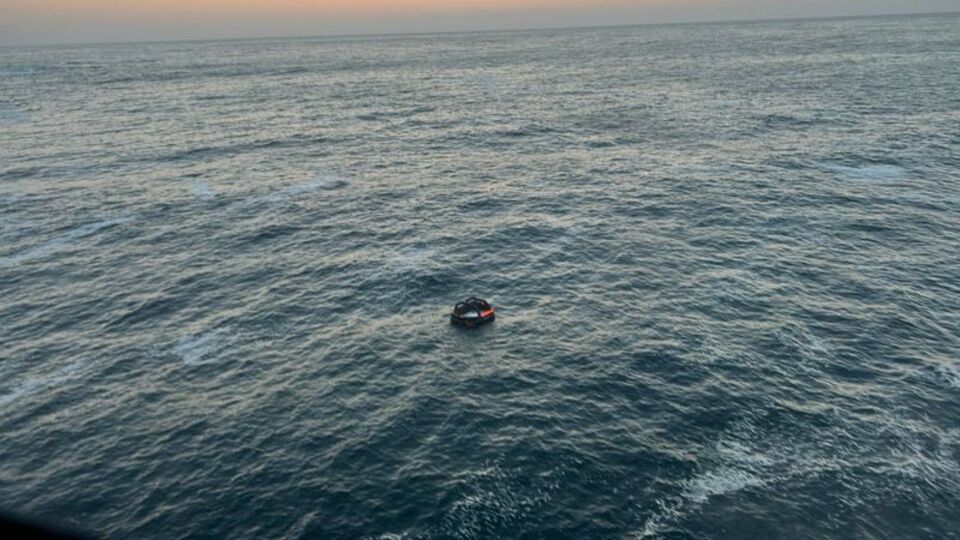 Balina kanocuyu önce yuttu, sonra bıraktı!