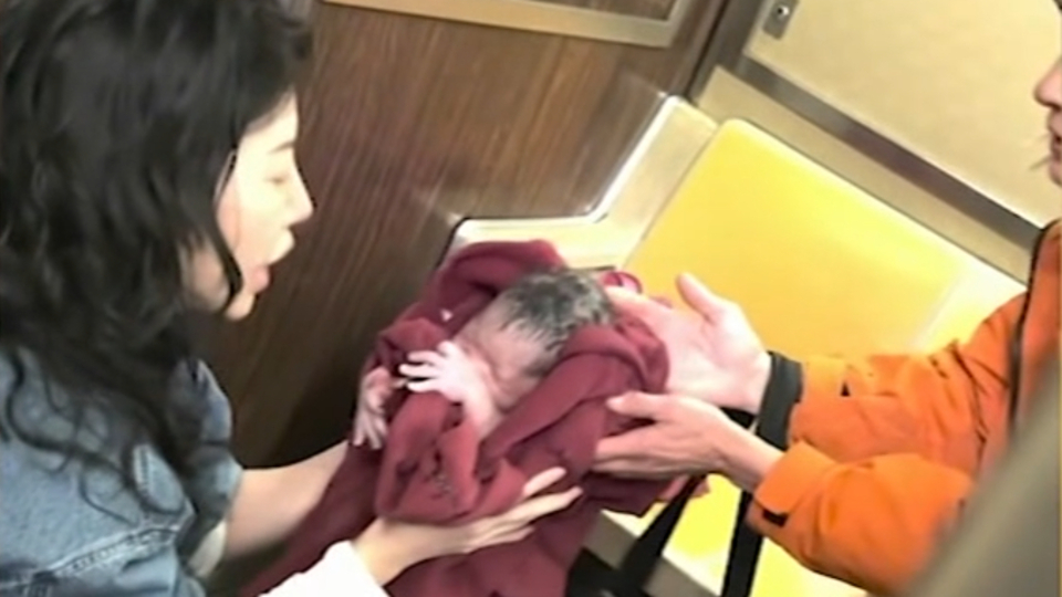 ABD'de metroda doğum! Göbek bağını yolcular kesti