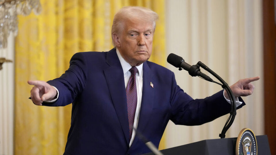 Trump'ın sabıka fotoğrafı Oval Ofisin girişine asıldı