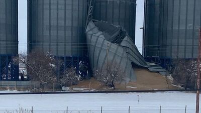 Silo çöktü, tonlarca buğday yere döküldü
