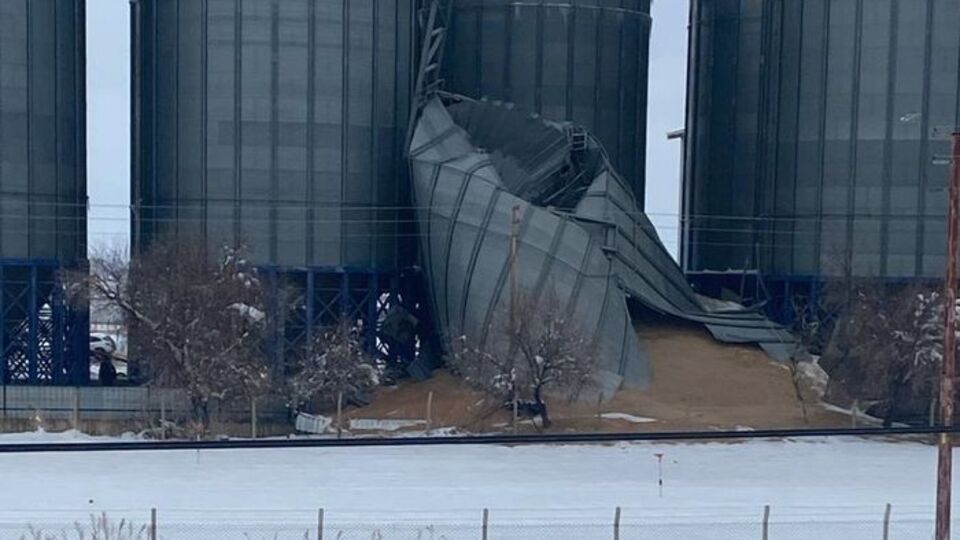 Silo çöktü, tonlarca buğday yere döküldü