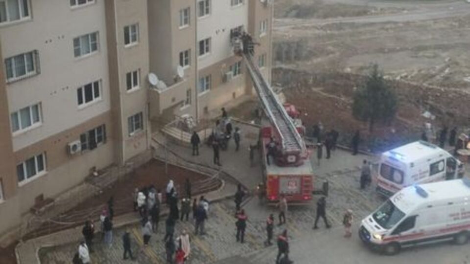 Ev yangınında 5 kişi dumandan etkilendi