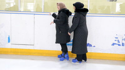 Erzurum'da ev kadınları buz pateni öğreniyor