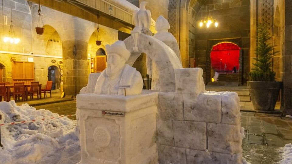 Alaaddin Keykubat'ın kardan heykelini yaptı