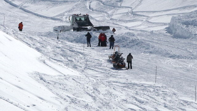 Palandöken'de düşen çığın bir kısmı kayak merkezinin kuzey pistine aktı !