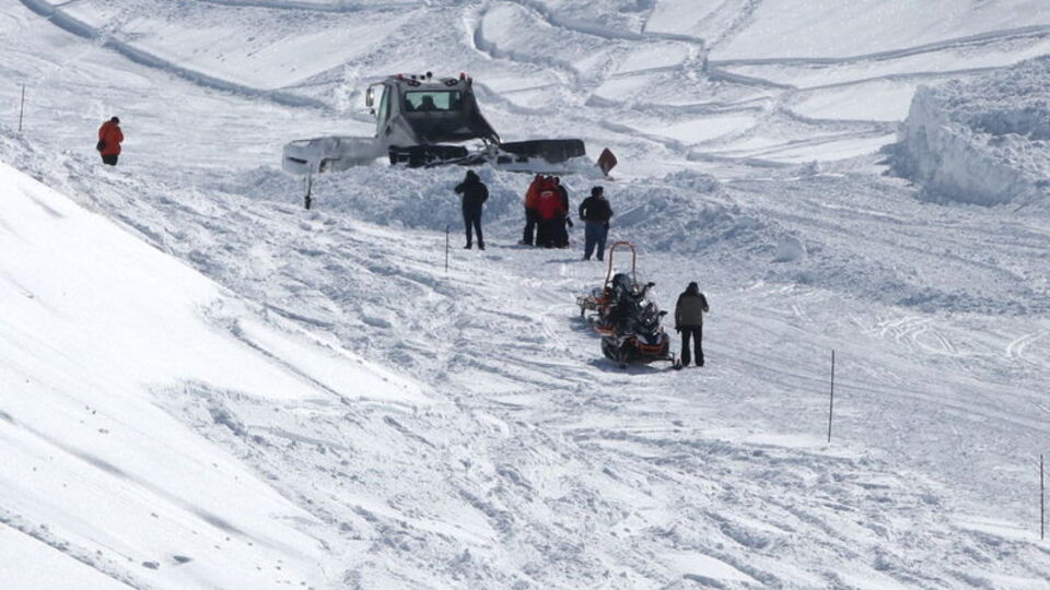 Palandöken'de çığ! Telesiyejin altından aktı
