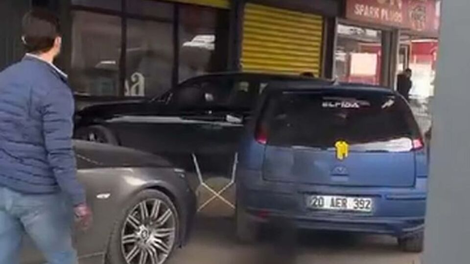 Eşine kızdı, otomobilini ezdi