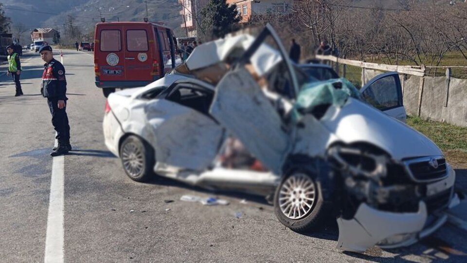 Giresun'da kamyon ile otomobil çarpıştı: 4 ölü