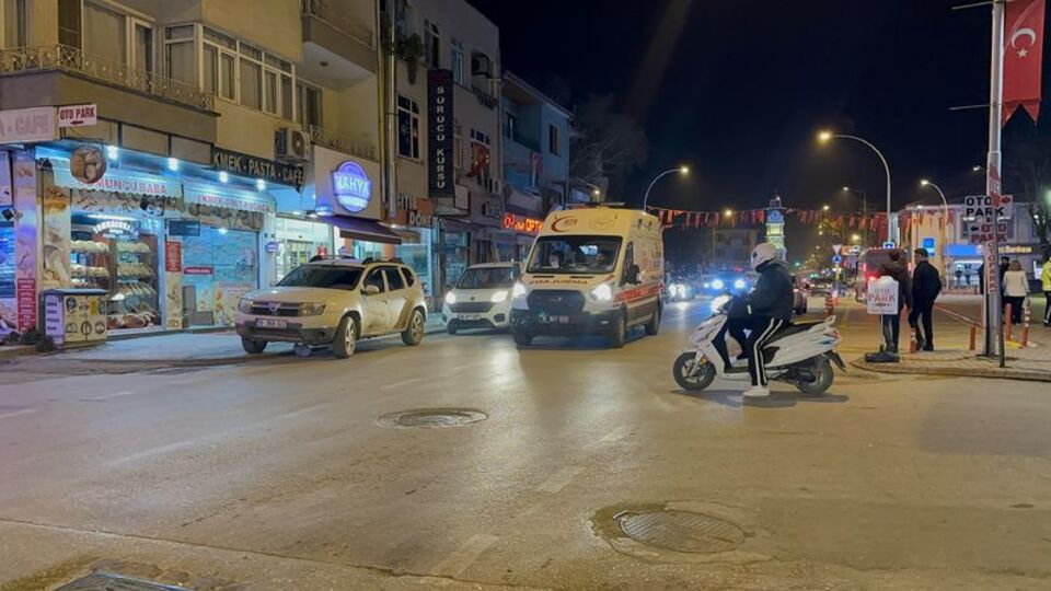 Yola kaçan topunu almak isterken araç çarptı