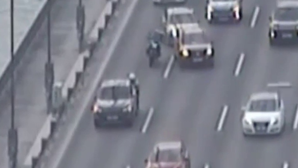 Köprüde yolda kaldı! Polis devreye girdi