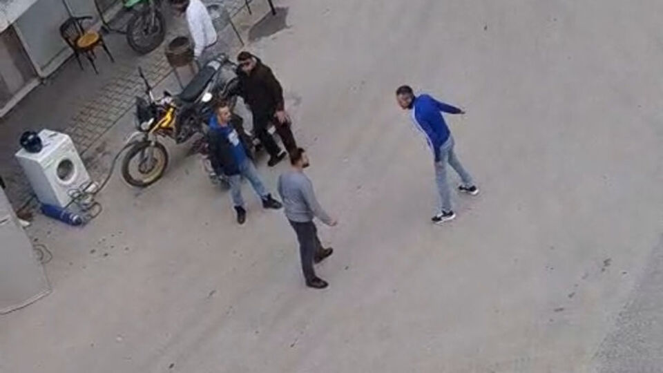 Tartıştığı husumetlisini bıçakla öldürdü; olay kamerada
