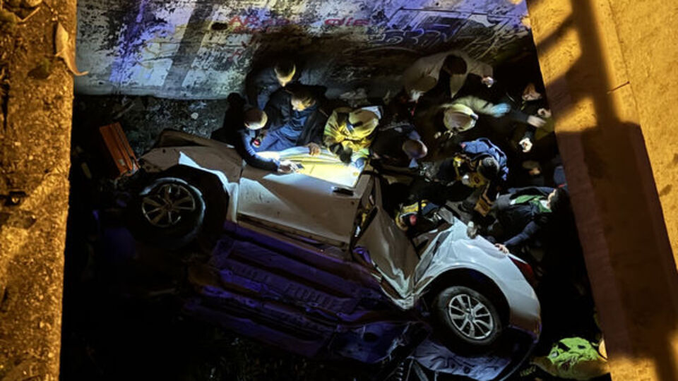 Ümraniye'de otomobil viyadükten düştü