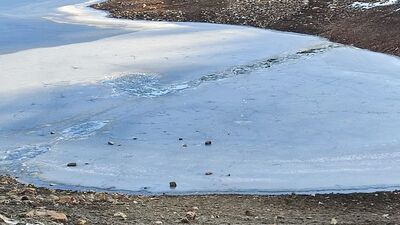 Küçük çocuğun buz tutan gölette ölüm yürüyüşü!