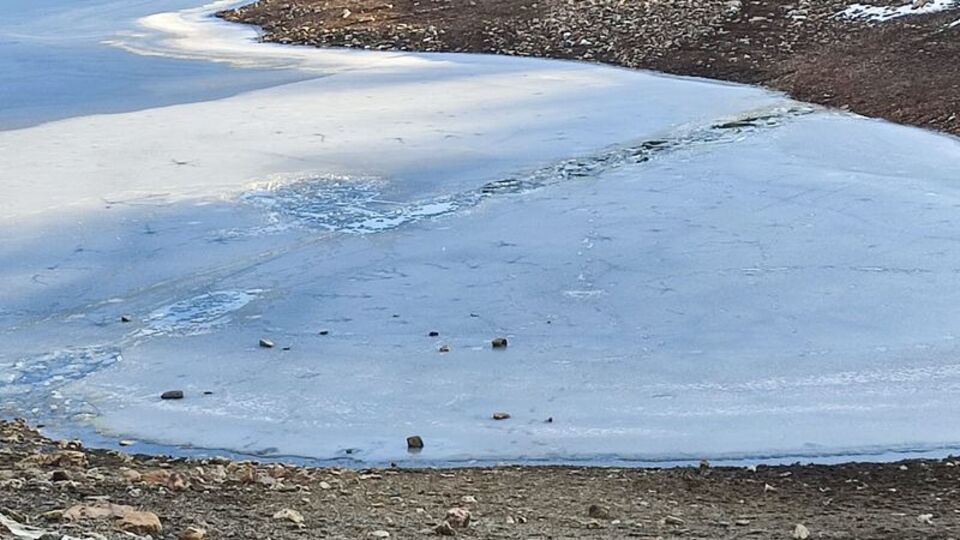 Küçük çocuğun buz tutan gölette ölüm yürüyüşü!