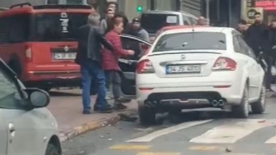 Kocasına sinirlendi çekiçle arabayı pert etti!