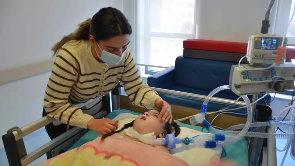 3 yaşındaki depremzede Asiye, tedavisinin sürdüğü Eskişehir'de ameliyat oldu