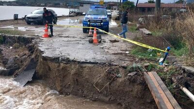 Sağanakta köprü çöktü