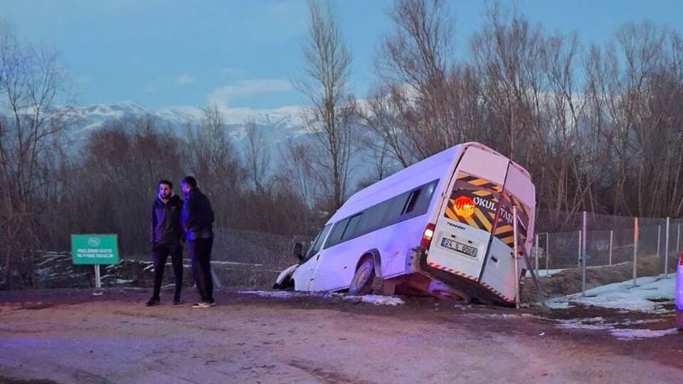 Öğrenci servisi sulama kanalına düştü