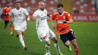 Hakeme çarparak atılan gol iptal!