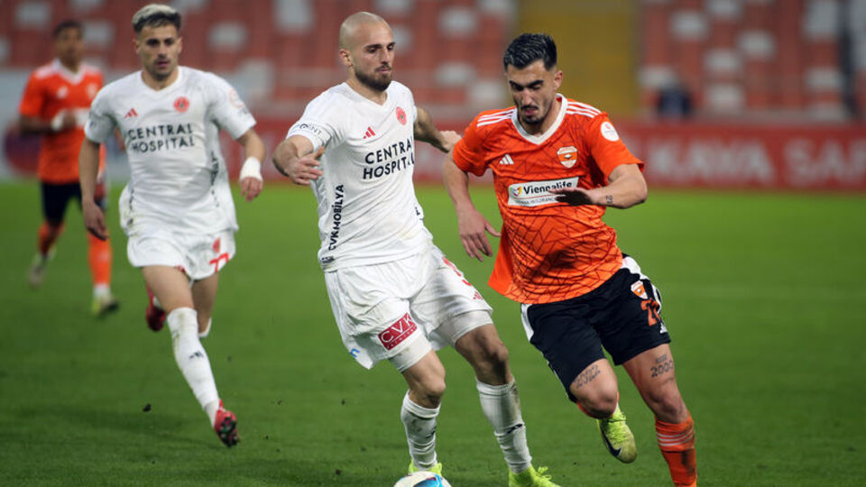 Hakeme çarparak atılan gol iptal!