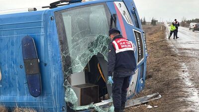 Cezaevi aracı devrildi: 14 yaralı