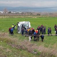 Öğrenci servisi devrildi: 2 ölü, 26 yaralı