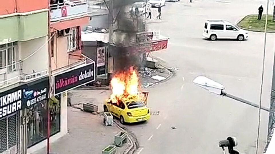Eşi ve kızı vuruldu, taksisi kundaklandı