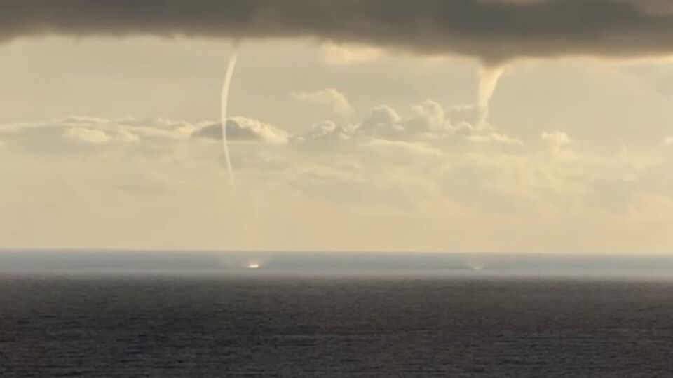 Denizde 2 hortum çıktı! O anlar kamerada