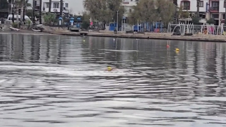 Yağmura rağmen denize girdi