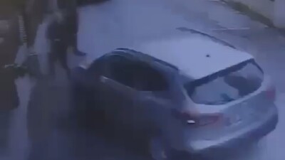 Fren yerine gaza bastı! 2 kişiye çarptı