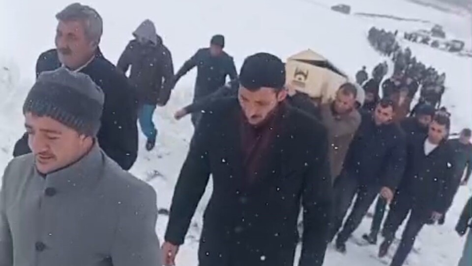 Uzun namlulu silahla karısını öldürdü!