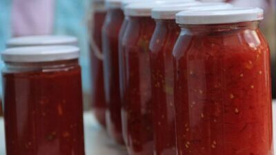 Ekşimiş domates konservesi yenir mi?