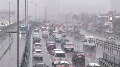 Kar yağışı hayatı felç etti! Trafik yoğunluğu düşüyor