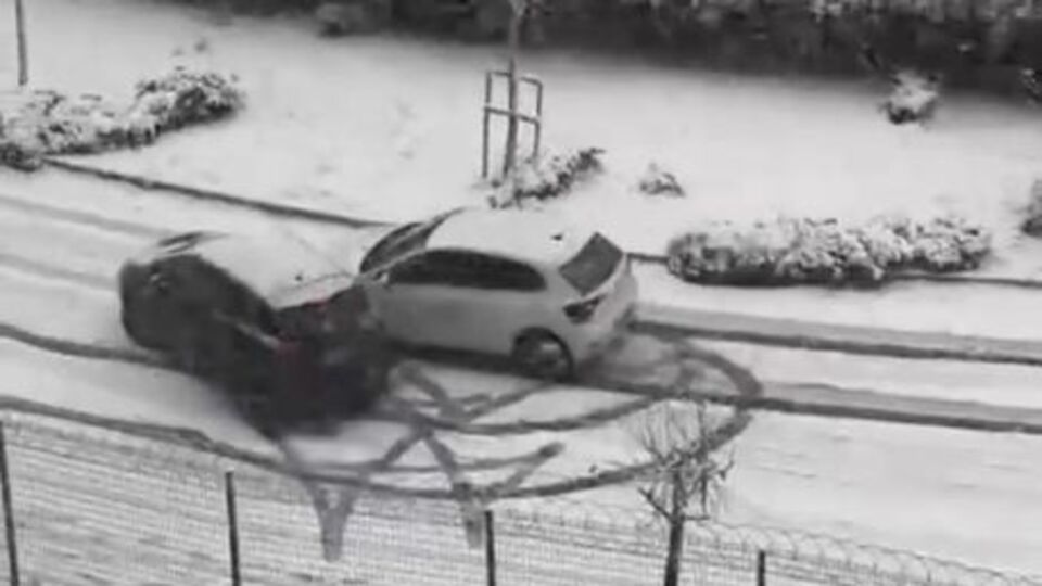 Kar yağışı kazalara da yol açtı!