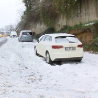 İstanbul'da kar bastırınca araçlarını bıraktılar!