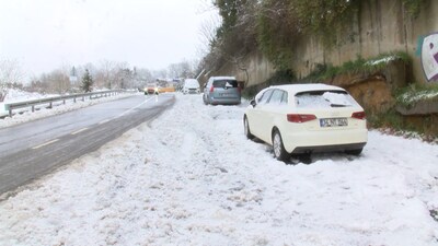 İstanbul'da kar bastırınca araçlarını bıraktılar!