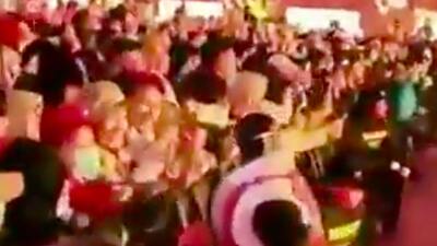 Çin'de arızalanan robot insanlara kafa attı