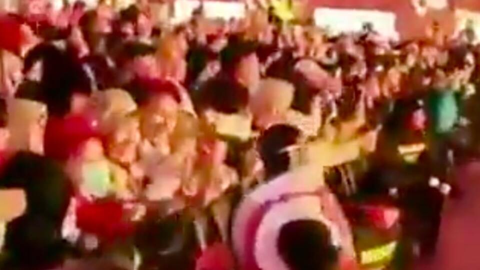 Çin'de arızalanan robot insanlara kafa attı