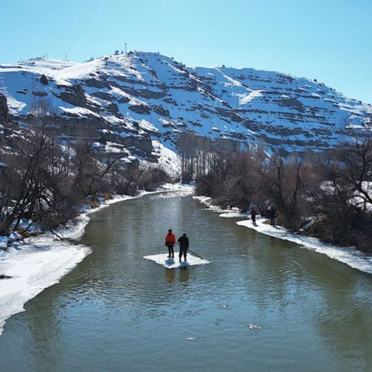 'Buzdan sal' ile nehirde Eskimo usulü balık avı