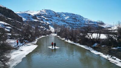 'Buzdan sal' ile nehirde Eskimo usulü balık avı