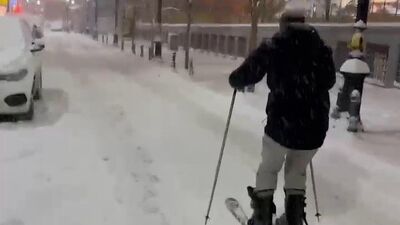 O kentin sokaklarında kayak keyfi yaptı!