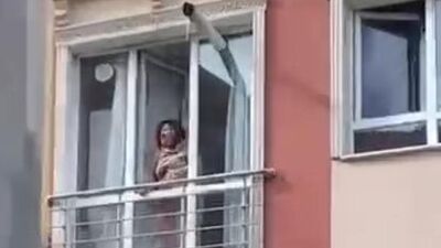 Eşini ve kayınbiraderini bıçakladı!