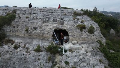 Depremden sonra mağarada yaşıyor