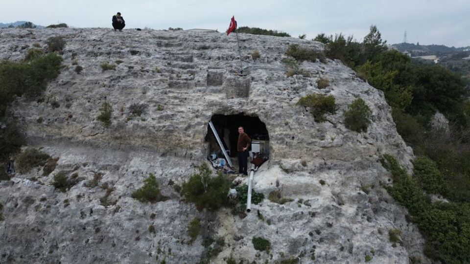 Depremden sonra mağarada yaşıyor