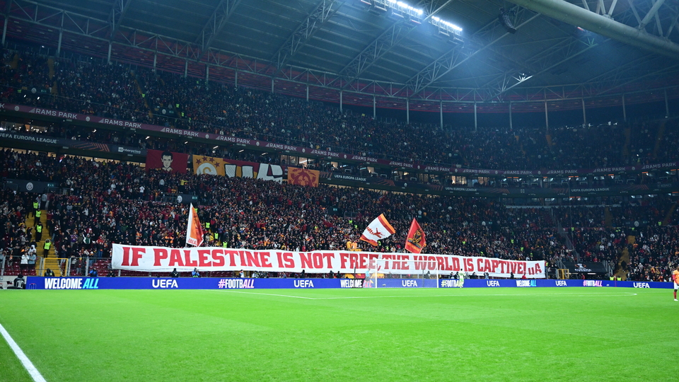 Celtic taraftarlarına teşekkür pankartı!