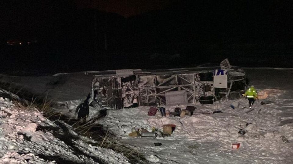 Yolcu otobüsü devrildi! 37 yaralı var