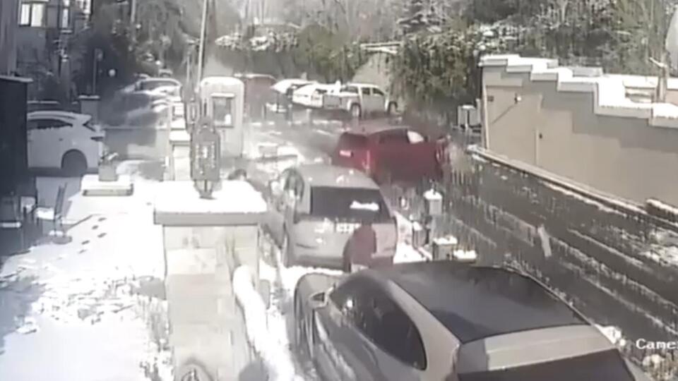 Sarıyer'de karlı yolda feci kaza!